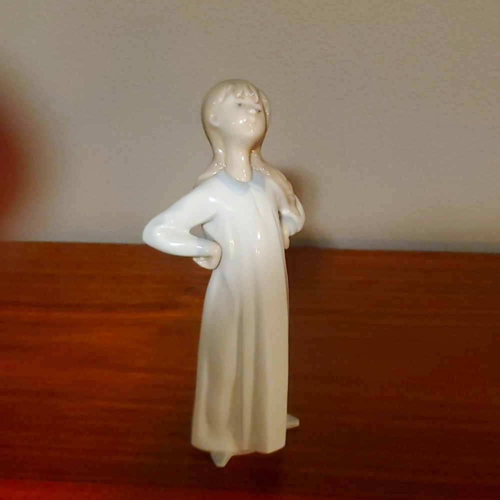 Lladro figurine 8 inches tall. This is a beautiful Lladro figurine.